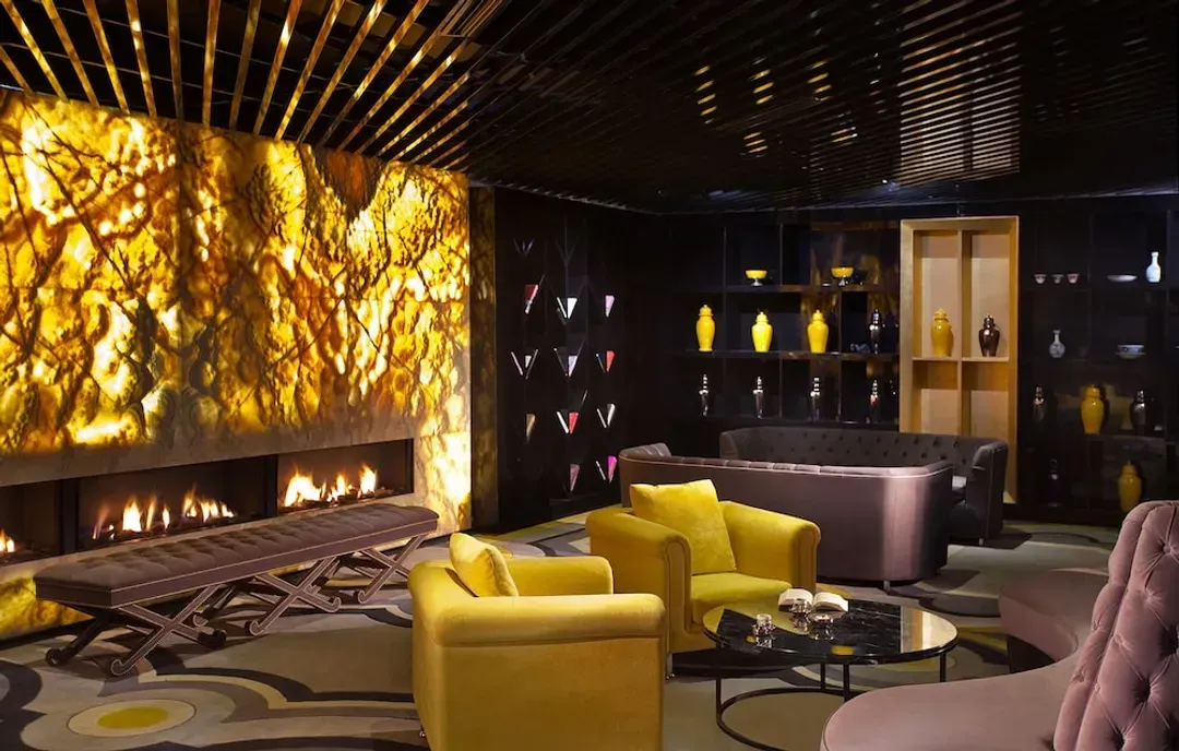Lobby lounge