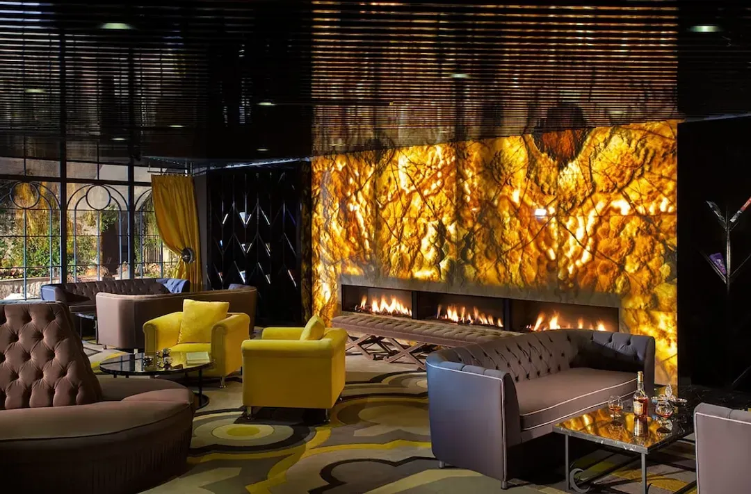 Lobby lounge