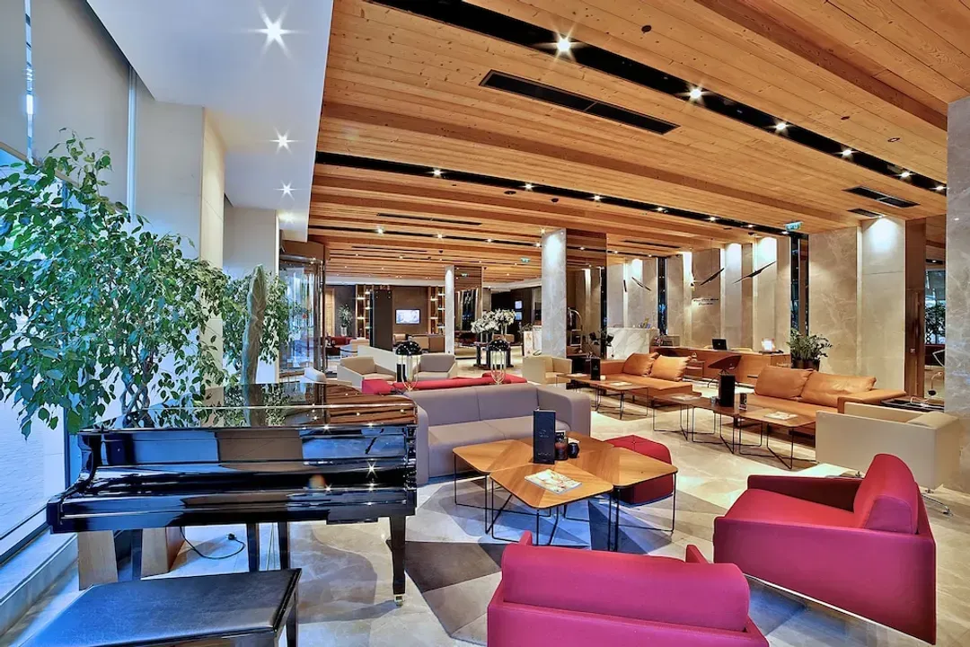 Lobby lounge