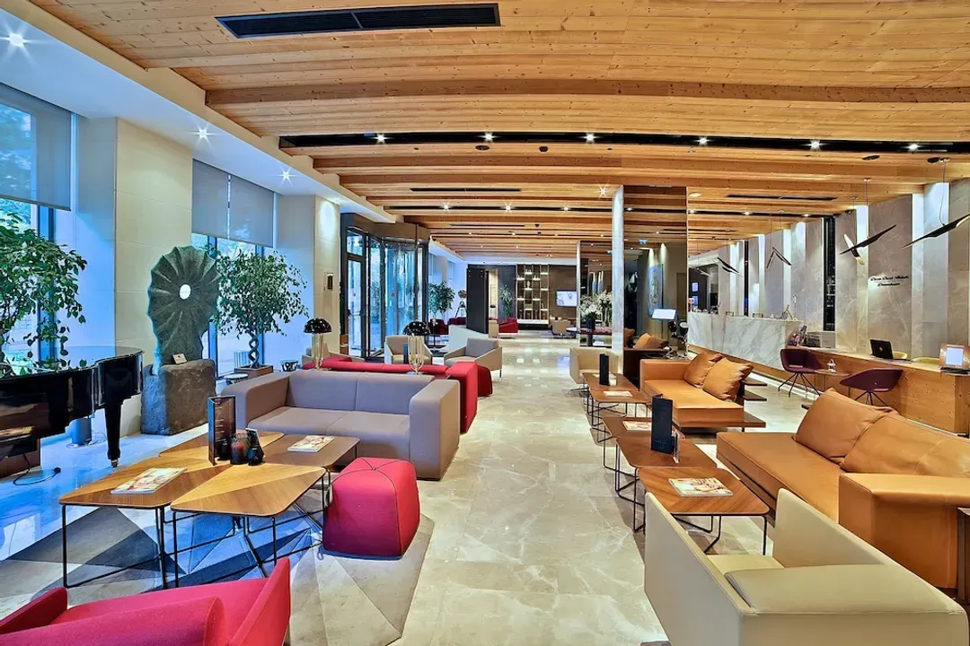 Lobby lounge