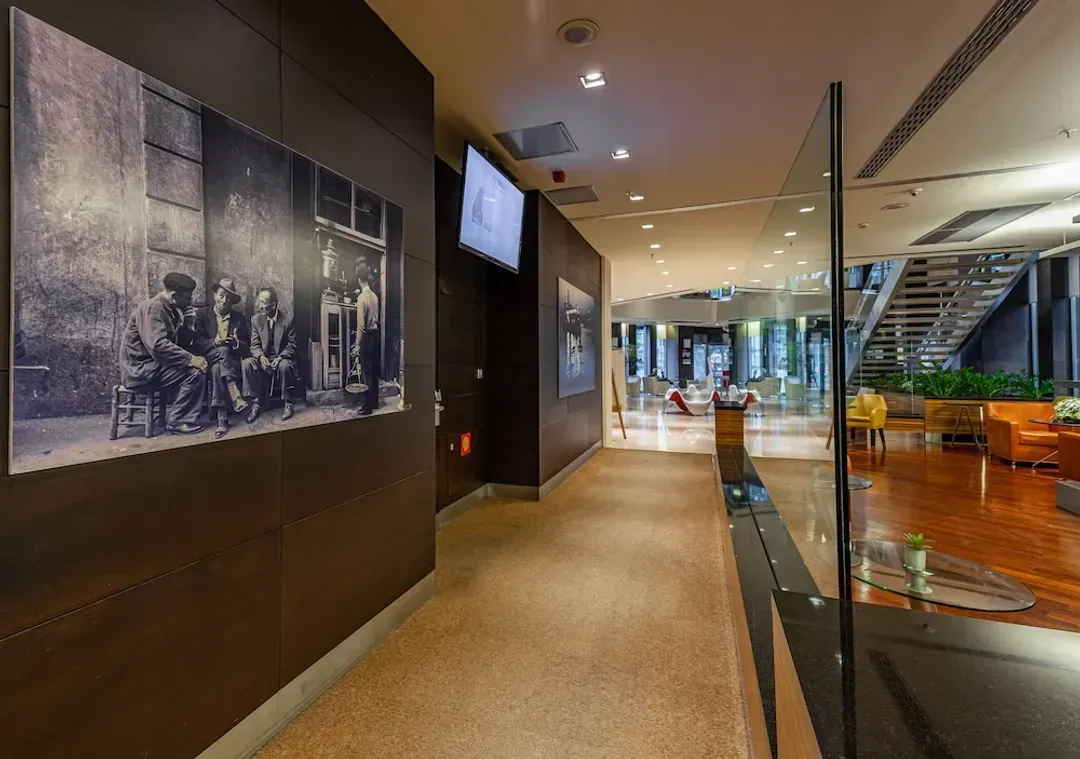 Lobby lounge