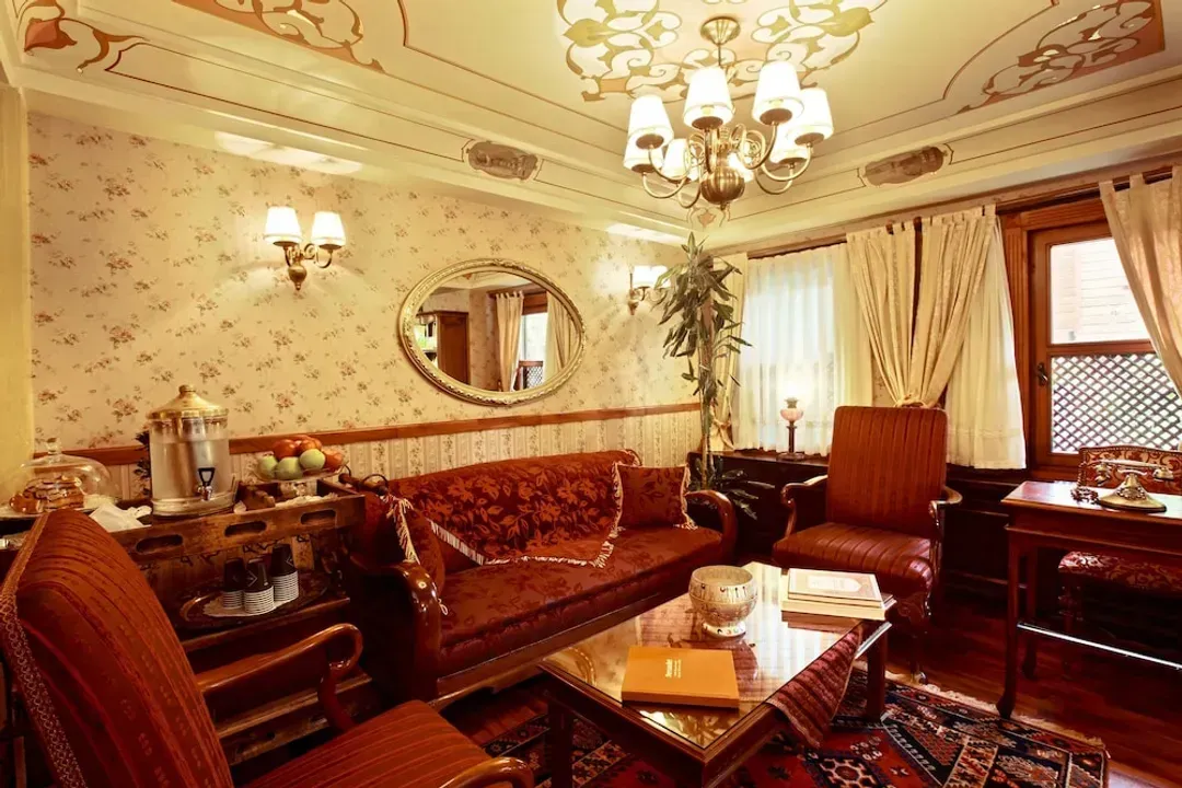 Lobby lounge