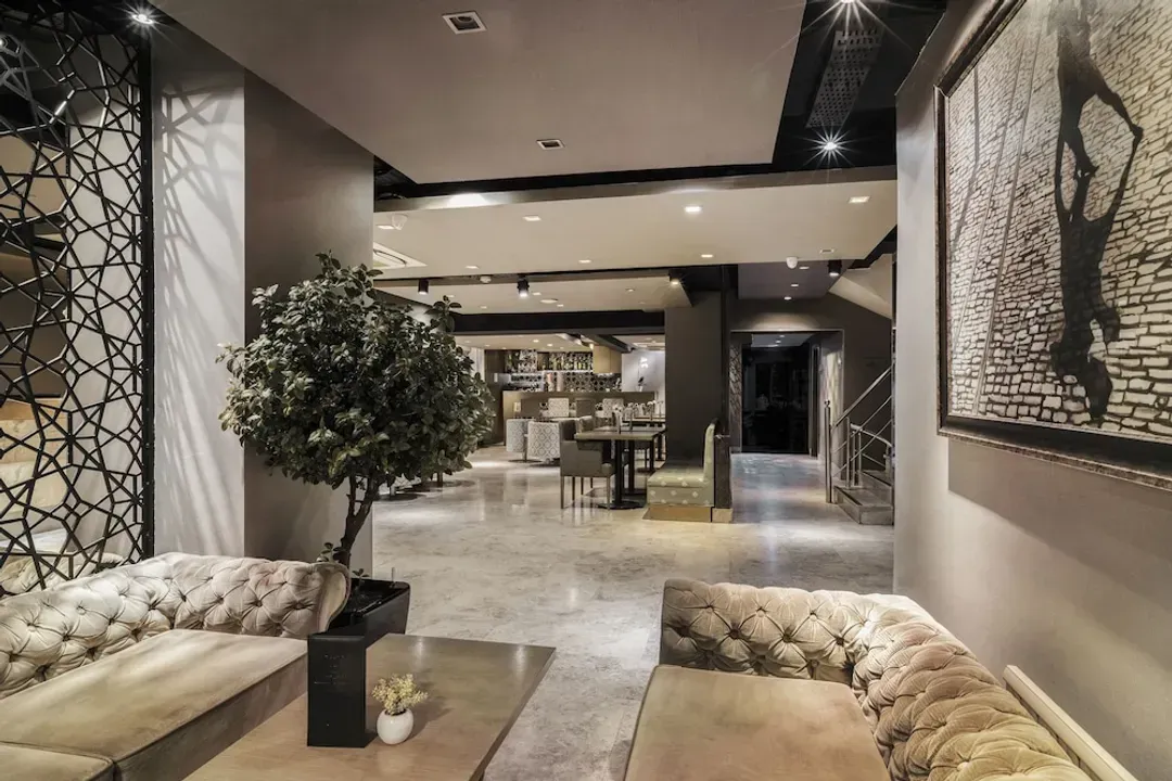 Lobby lounge
