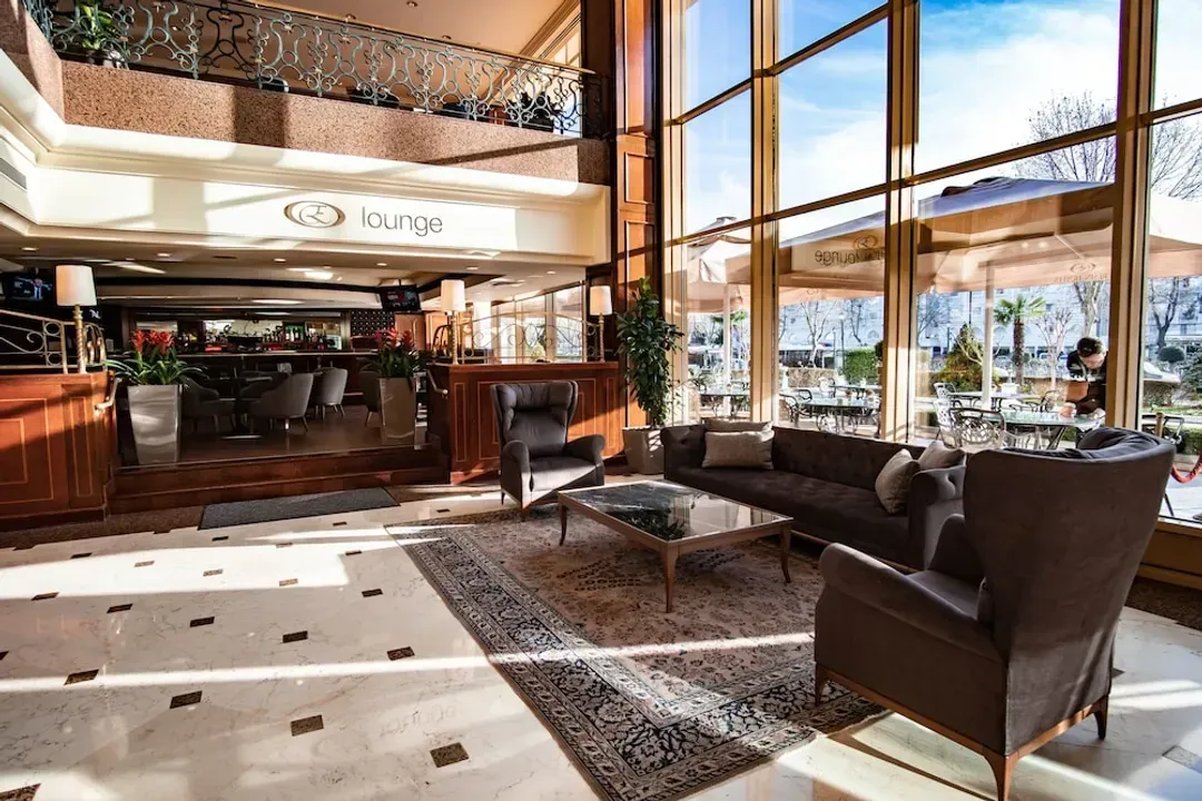 Lobby lounge