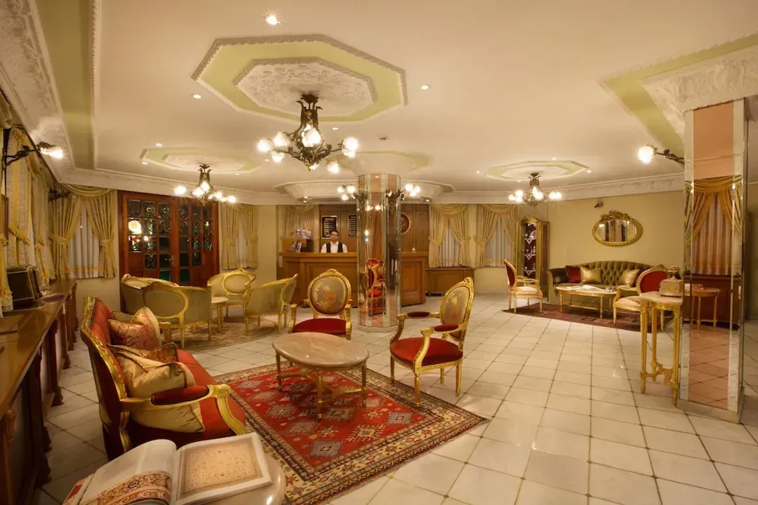 Lobby lounge