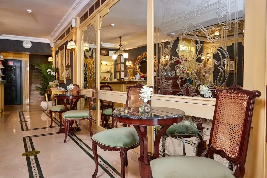 Lobby lounge