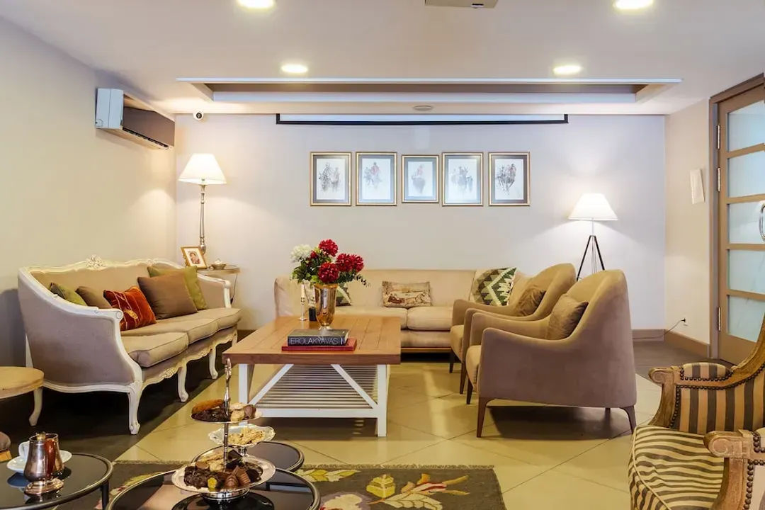 Lobby lounge