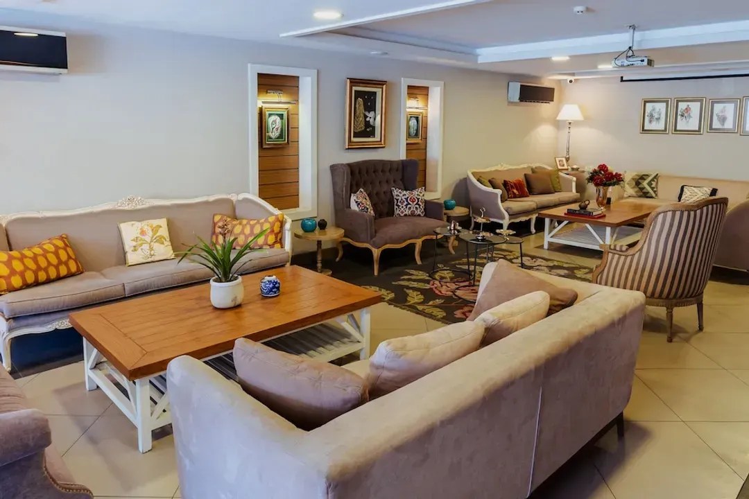 Lobby lounge