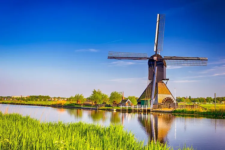 【漫遊荷比法１０日】風車村、羊角村、三城遊船、羅浮宮、凡爾賽宮導覽、米其林推薦餐[含稅簽]