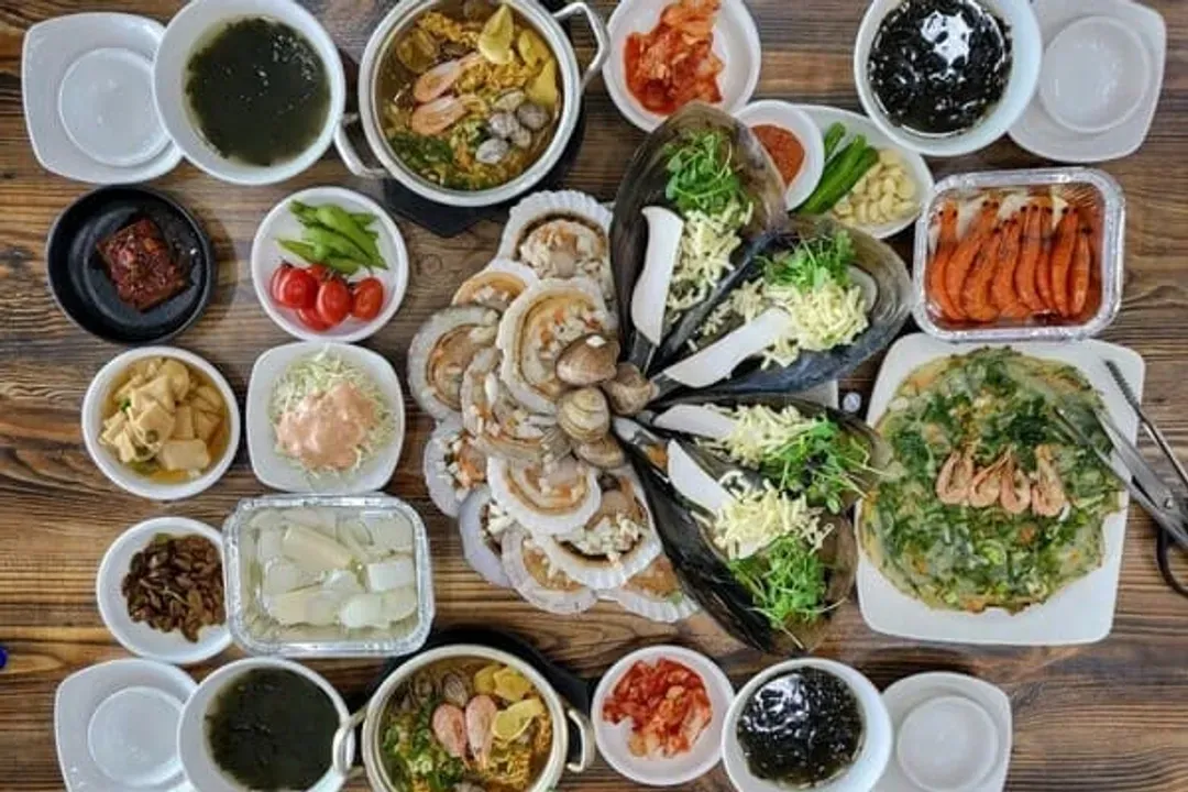 【道熙家】浮誇系烤鮑魚貝殼海鮮餐~各式烤貝類+鮑魚+烤蝦+海鮮拉麵+軟性飲料(每人一瓶) (餐標:3