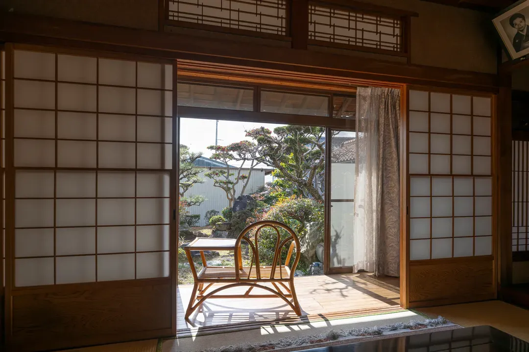 縁側からは日本庭園が眺められます。