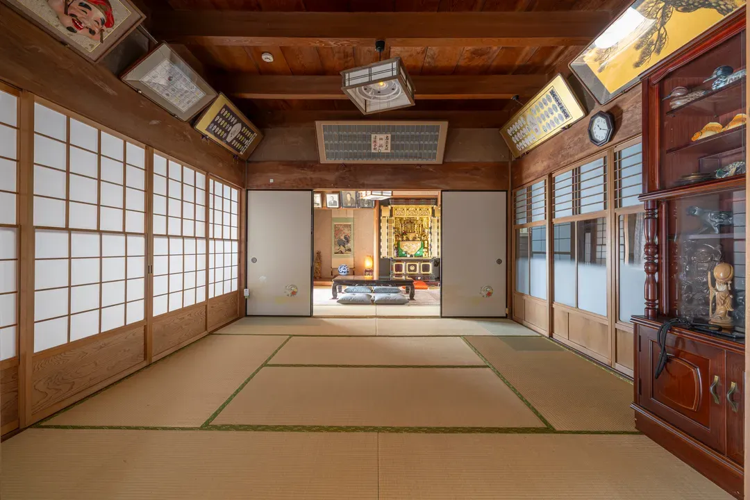 伝統とモダンが融合した畳の間。お茶や瞑想、静かなひとときをどうぞ。