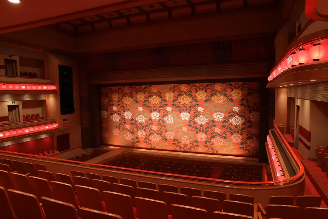 【特別套裝行程】大阪・關西萬博開幕紀念「薫風歌舞伎特別公演」|大阪松竹座 水舞表演 大阪夜生活 壽喜燒午餐-7
