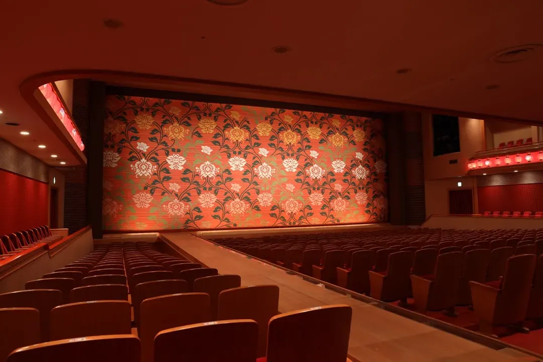 【特別套裝行程】大阪・關西萬博開幕紀念「薫風歌舞伎特別公演」|大阪松竹座 水舞表演 大阪夜生活 壽喜燒午餐-6
