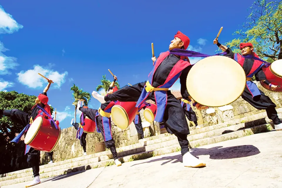 日本跟團行程推薦：沖繩這樣玩|顛覆北部！人氣首選【海中道路～伊計島】沙灘戲水．美國村．琉球文化～大鼓秀．OUTLET．暢遊海博館四日