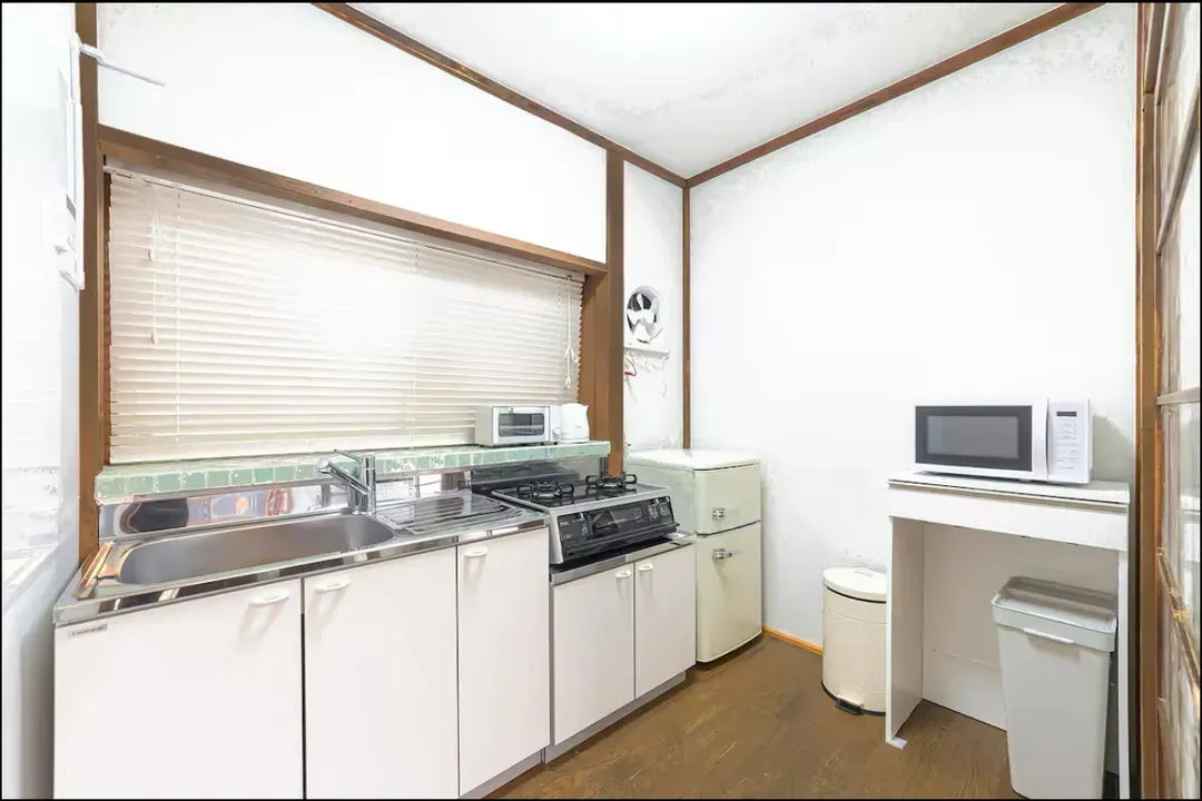 フルキッチン。調味料や調理器具、電子レンジ、電気ポットもご用意しています。