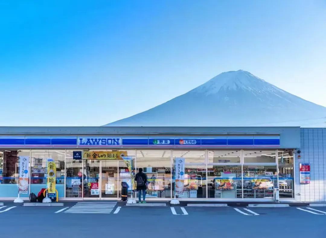 観光客に圧倒的人気のフォトスポット「富士山ローソン」まで徒歩5分。スーパーやおいしいレストランも徒歩圏にたくさんあります。
