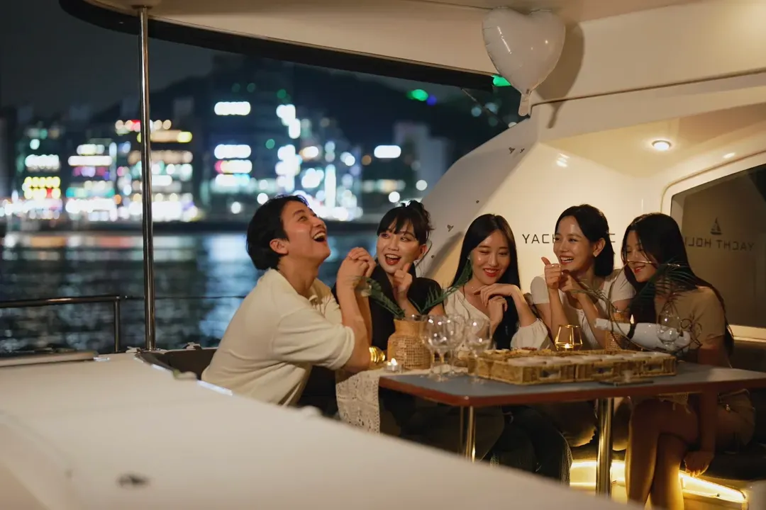 【釜山出發】Yacht Holic 釜山藍海遊艇巡航｜海上煙火秀、贈飲料點心 ★限時9折優惠★-8