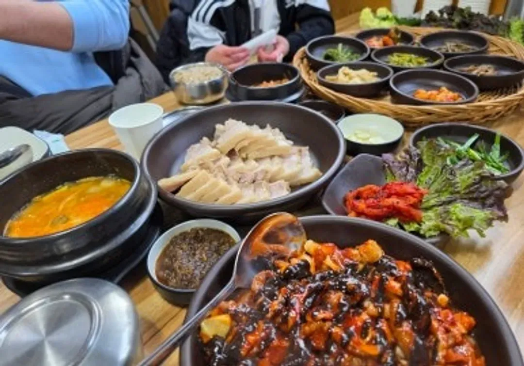晚餐：黑蒜菜包肉&韓式燉五花肉 或 烤五花肉 (實際以最終安排為主)