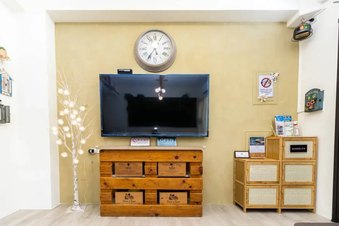Newly opened guesthouse, turn right - 4-18 people per room/floor/electric mahjong/karaoke/slide - room rates based on number of guests.-4