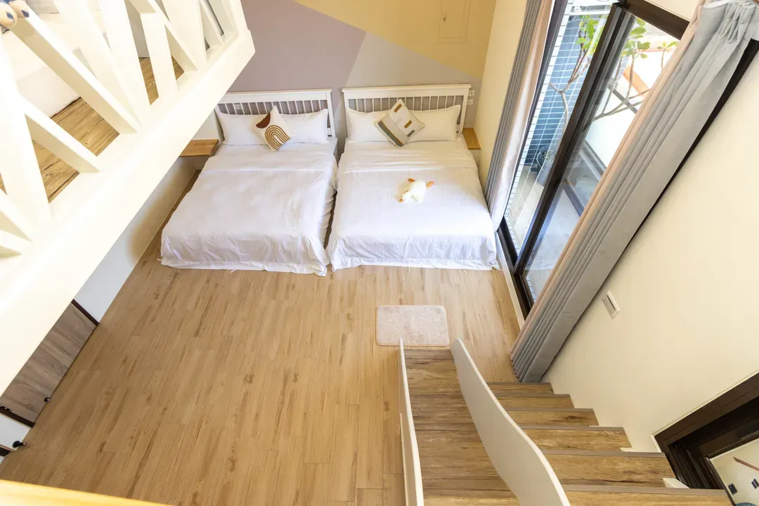 Newly opened guesthouse, turn right - 4-18 people per room/floor/electric mahjong/karaoke/slide - room rates based on number of guests.-17