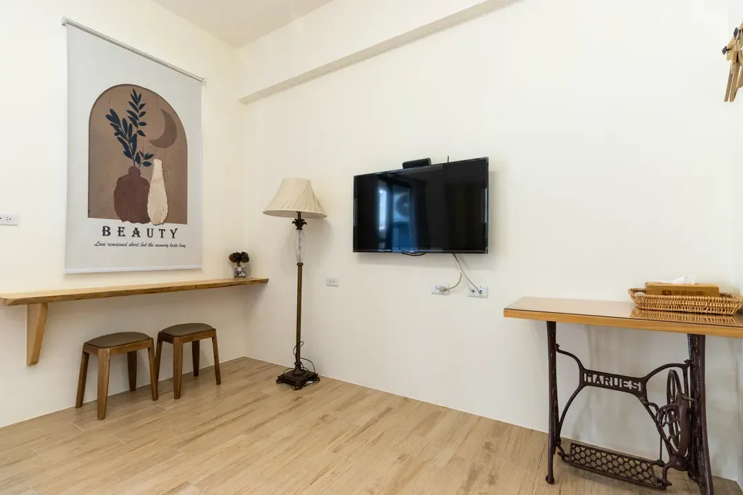 Newly opened guesthouse, turn right - 4-18 people per room/floor/electric mahjong/karaoke/slide - room rates based on number of guests.-10