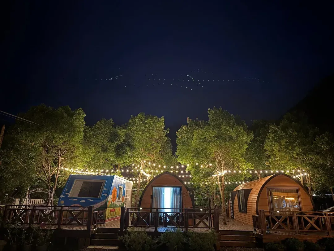 夜幕低垂，營區點燈，感受山林星空下的靜謐與浪漫。