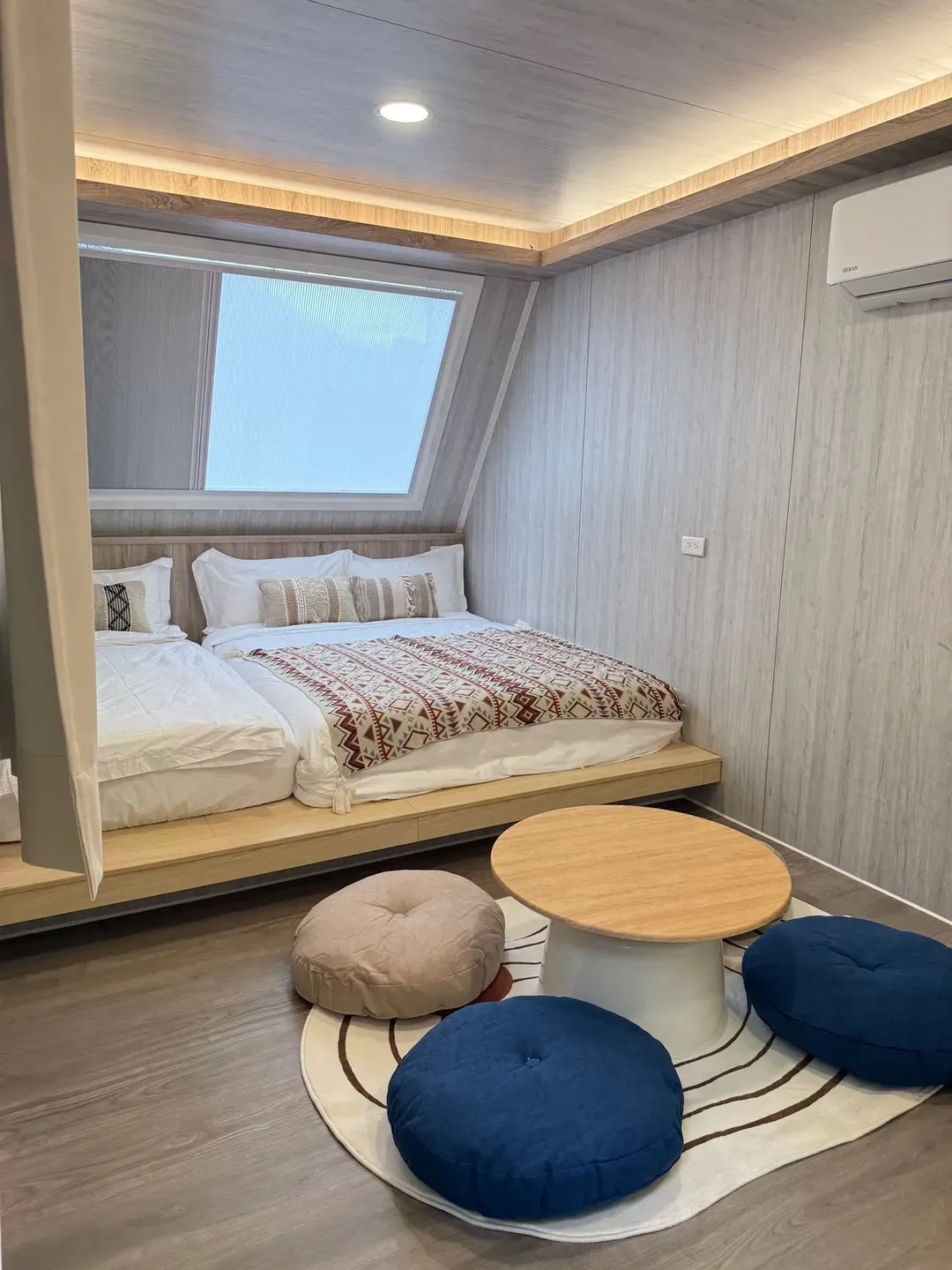 專為香草迷設計的主題露營車，結合金盞花意象與自然光感，入住其中仿若被療癒植物環繞，輕鬆享受山林假期。