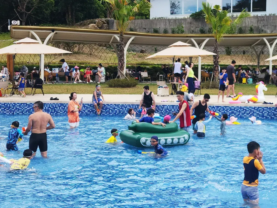 快樂的親子戲水時光