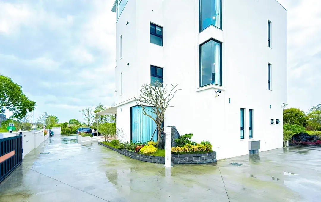 礁溪好好透光莊園Villa| 16-22人villa包棟 | 落羽松及湖景| 美式戶外烤爐 | 兒童電動車及室內遊戲室