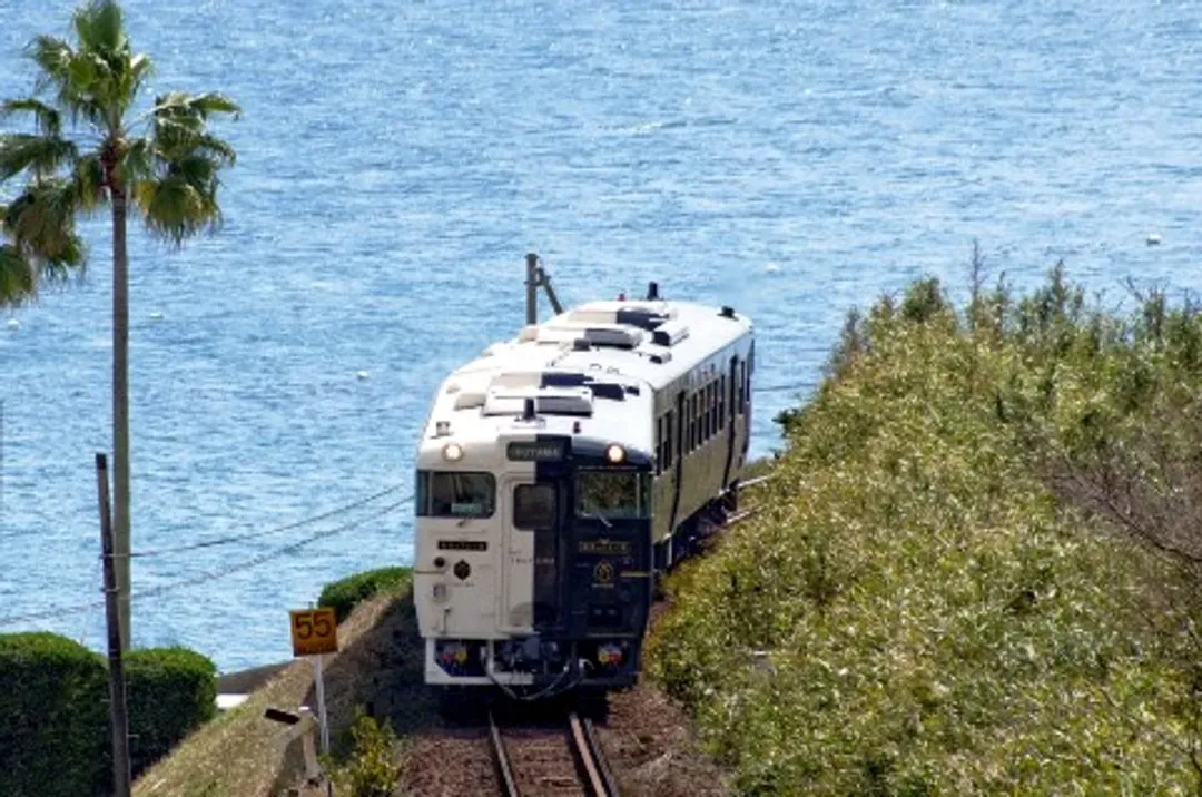 指宿玉手箱列車(鹿兒島中央++指宿；約1小時)