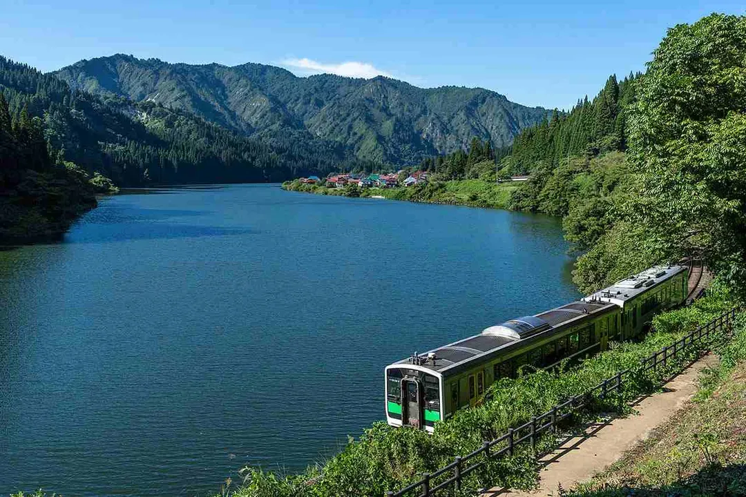 東北愛星野～藏王御釜秘境、最美鐵道只見線、登起波米澤牛、磐梯山溫泉飯店五日