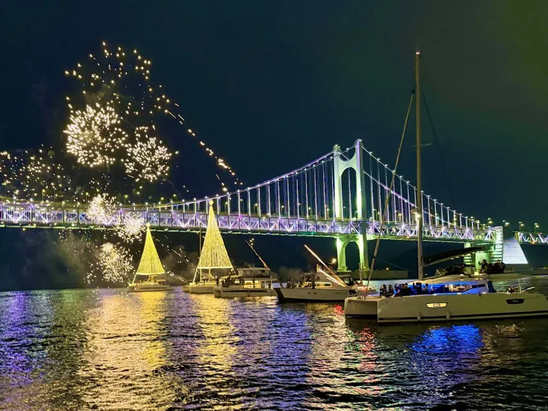 豪華遊艇浪漫夜景+煙火秀(約60分鐘,無酒精飲料+餅乾享用)