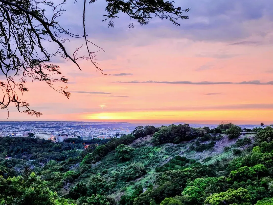 流星花園幸福樂活露營區｜全新上架！百萬夜景、三層樓高溜滑梯、親子友善步道