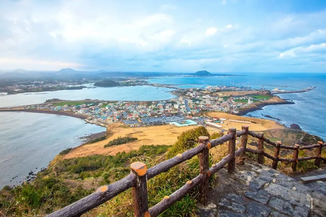 暑假濟州旅遊∣牛島觀光．城山日出峰．搭乘英式小火車．涯月賞海景喝咖啡．漢拏星光夜市．品嚐鮑魚海鮮鍋(一站購物彩妝)4日|高雄