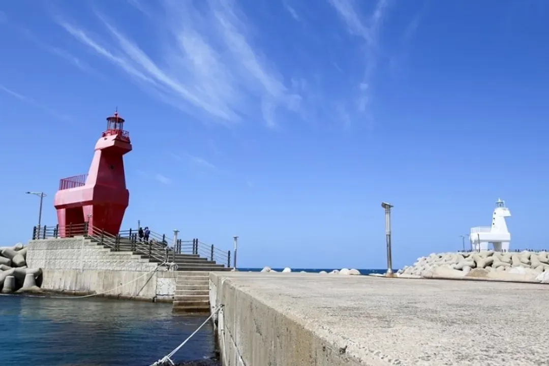梨湖紅白馬燈塔
