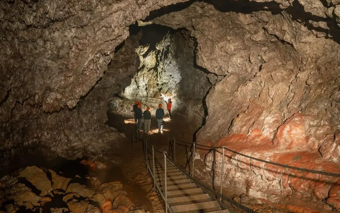 地底探險|瓦汀舍利爾火山熔岩洞穴
