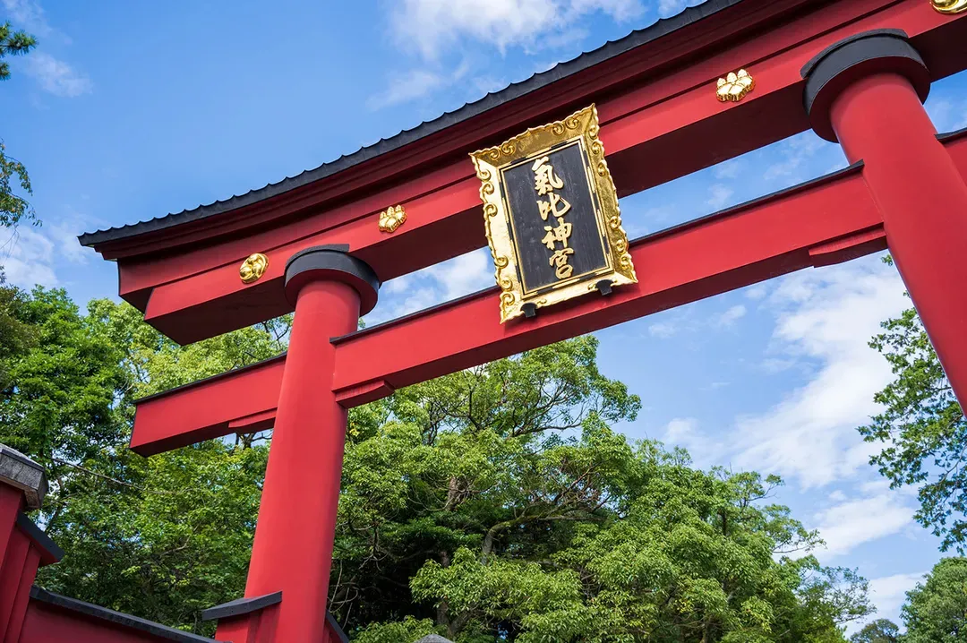 這座大鳥居也是市內的地標。建於江戶時代（1603年 – 1868年）初期的1645年（正保2年）。}