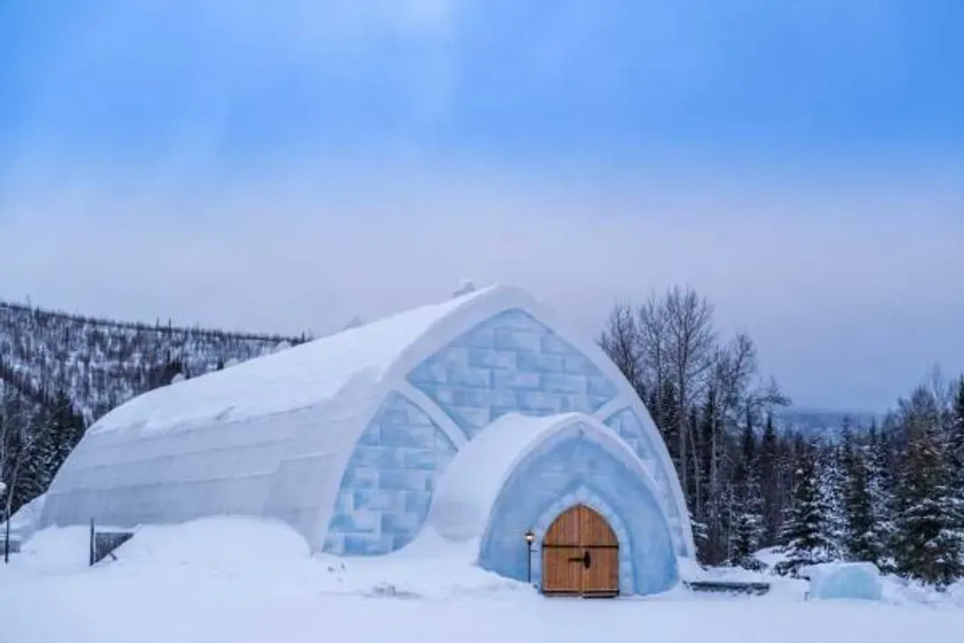 阿拉斯加極光～玻璃極光屋乙晚、三晚追逐極光、狗拉雪橇體驗、珍娜溫泉泡湯八日