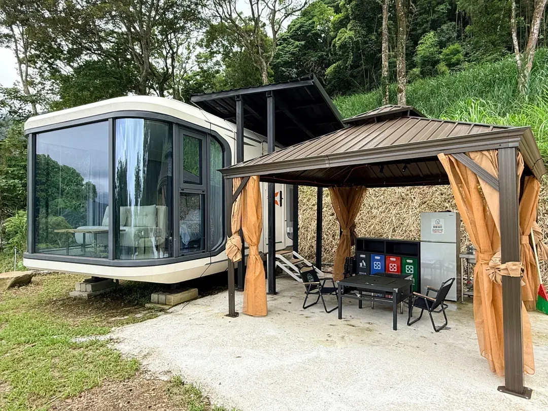 尖石森夜藏星免搭帐露营区｜新开幕78折起！景观露营车、独立卫浴、云海星空秘境