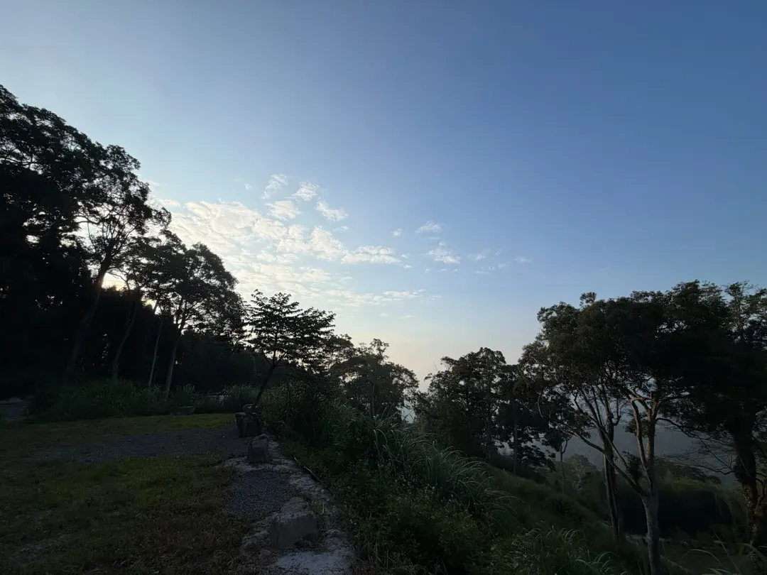 尖石森夜藏星免搭帳露營區｜全新上架！景觀露營車、獨立衛浴、雲海星空秘境
