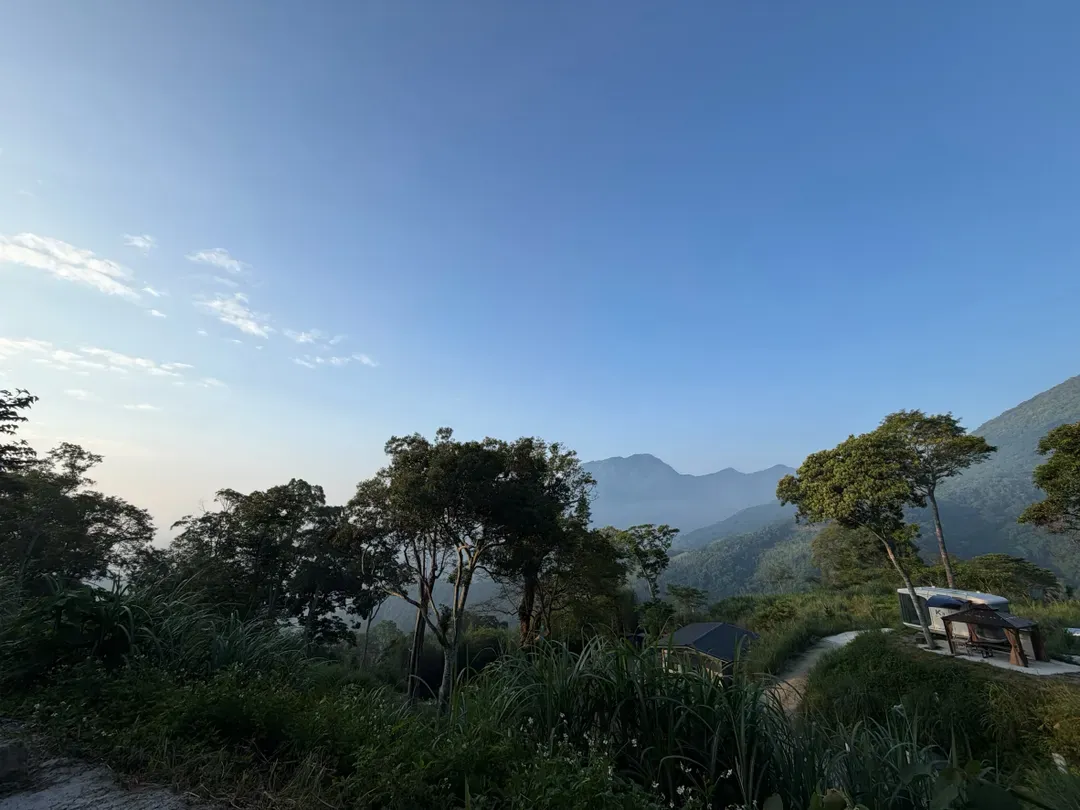 尖石森夜藏星免搭帳露營區｜全新上架！景觀露營車、獨立衛浴、雲海星空秘境