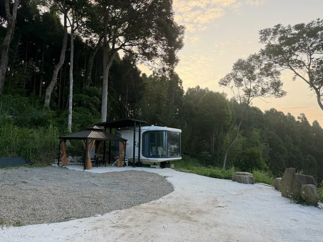 尖石森夜藏星免搭帳露營區｜全新上架！景觀露營車、獨立衛浴、雲海星空秘境