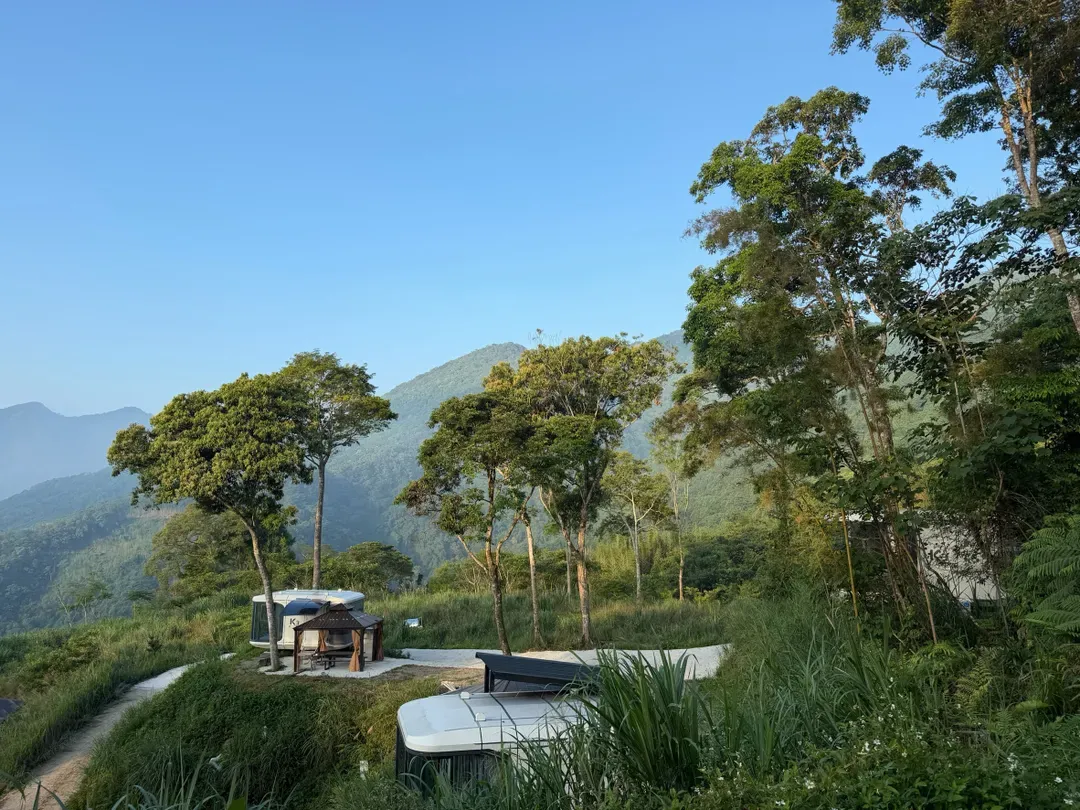 尖石森夜藏星免搭帳露營區｜全新上架！景觀露營車、獨立衛浴、雲海星空秘境