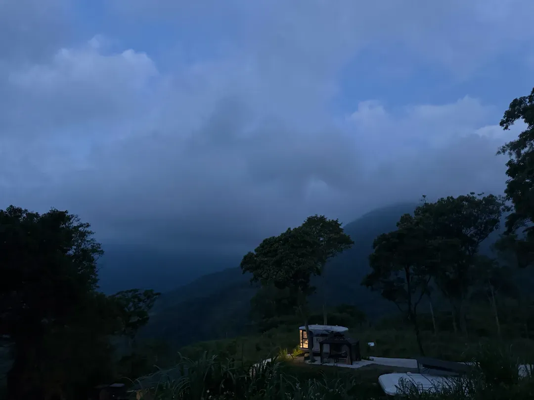 尖石森夜藏星免搭帳露營區｜全新上架！景觀露營車、獨立衛浴、雲海星空秘境