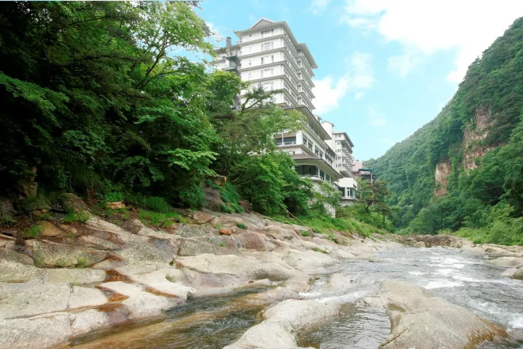 初心遊│東北秋楓絕景只見線鐵道│百選溫泉飯店．會津若松城．豬苗代湖遊覽船．夢幻五色沼│5日-10