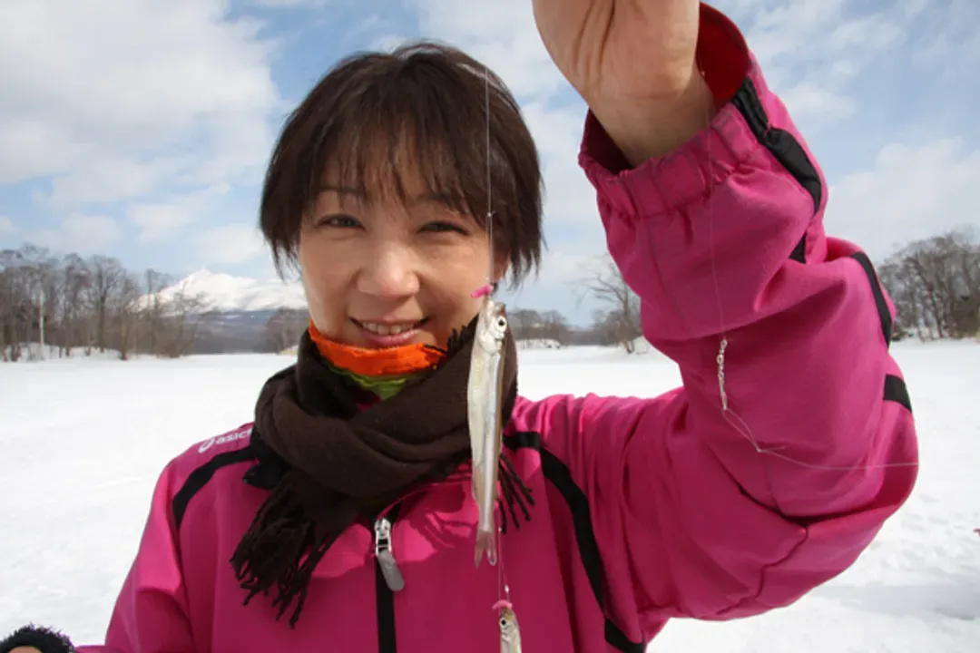 阿寒湖雪上活動(雪上摩托車、越野車、香蕉船、冰釣、品嚐公魚天婦羅)〉