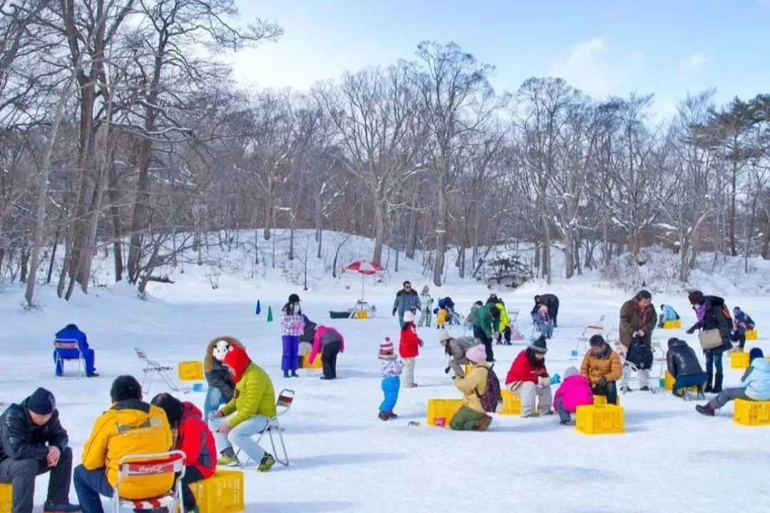 七飯大沼国際観光コンベンション協会提供-阿寒湖雪上活動(雪上摩托車、越野車、香蕉船、冰釣、品嚐公魚天婦羅)〉