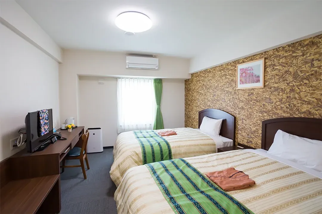 <accommodationFacility>Hotel Peace Island Nago ( ホテルピースアイランド名護 )</accommodationFacility>－雙床房 *頁面圖片僅供參考，房型格局與裝飾可能因現場調整而有所異動，實際入住請以現場實際房況為準。