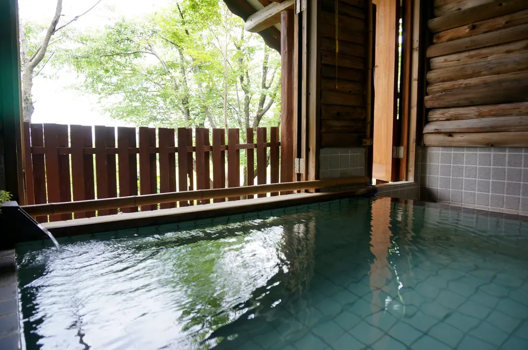 附私人源泉直流溫泉的獨棟度假屋　森林俱樂部 田園-3